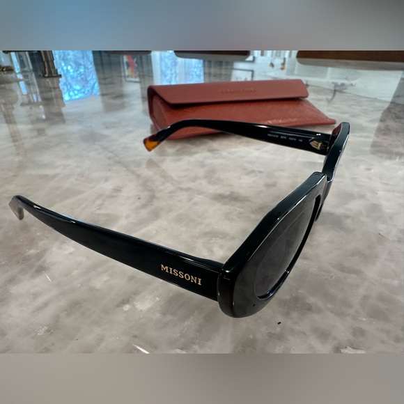 Missoni Black Sunglasses with case - Picture 2 of 8